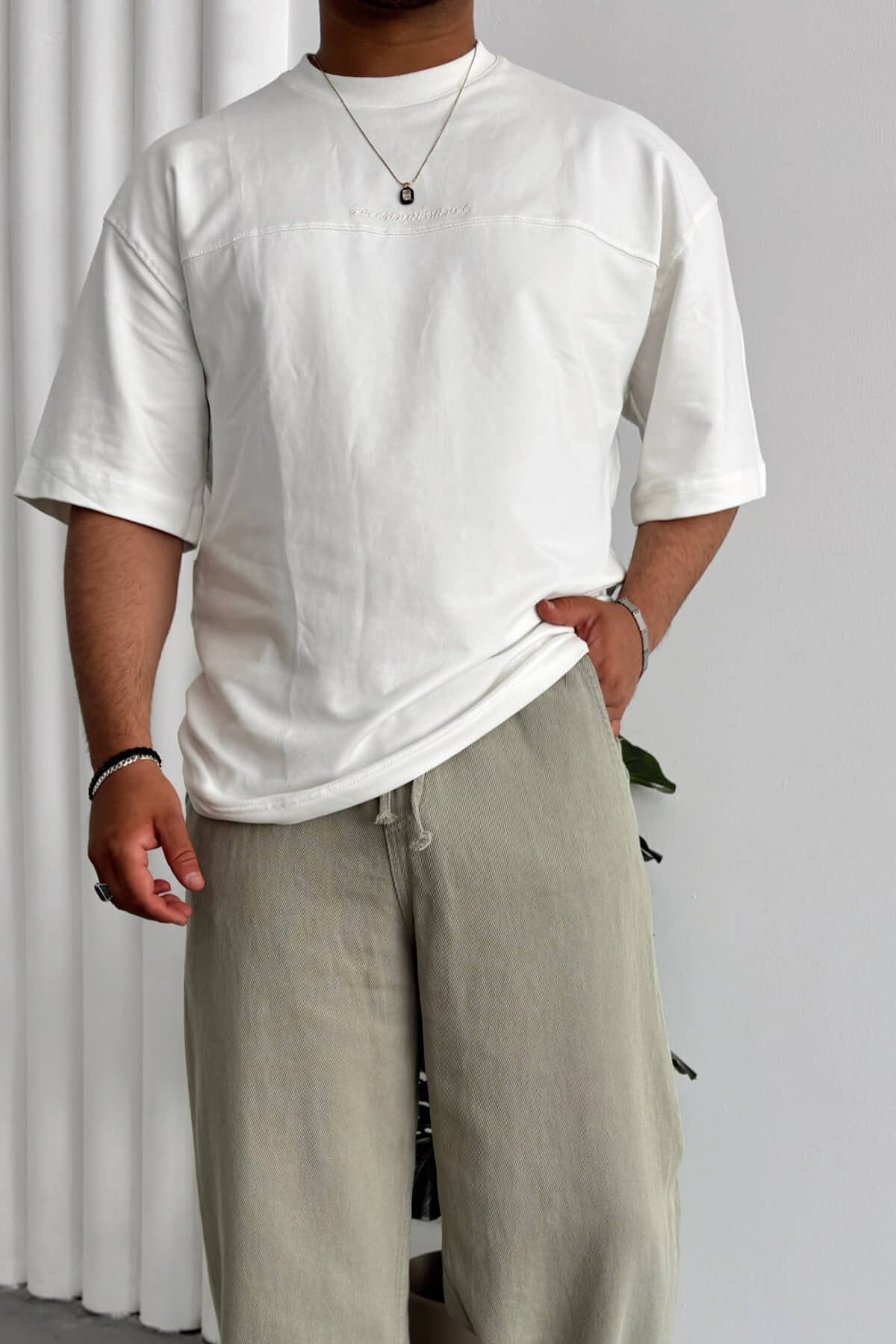 Beyaz Nakışlı T-shirt