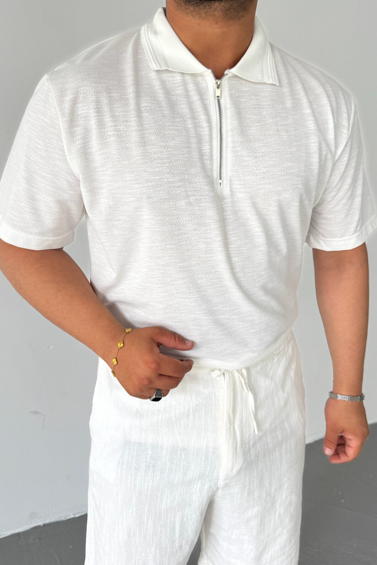 Beyaz Polo Yaka İşlemeli T-shirt