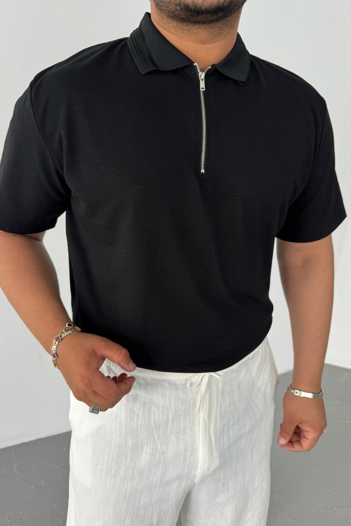 Siyah Polo Yaka İşlemeli T-shirt